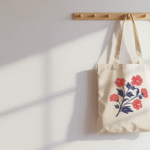 Baumwolltasche mit Hibiskus-Print an Garderobenleiste